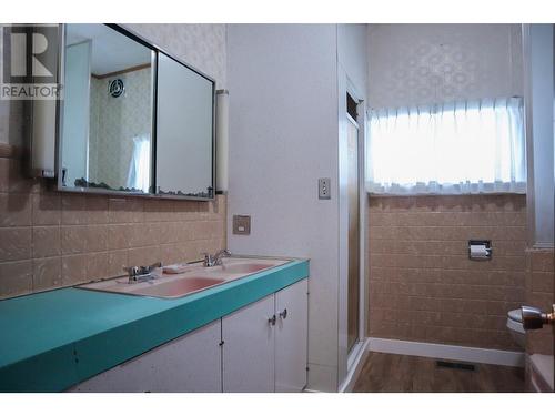 7517 6Th Street, Grand Forks, BC - Indoor Photo Showing Bathroom