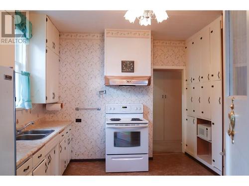 7517 6Th Street, Grand Forks, BC - Indoor Photo Showing Kitchen With Double Sink