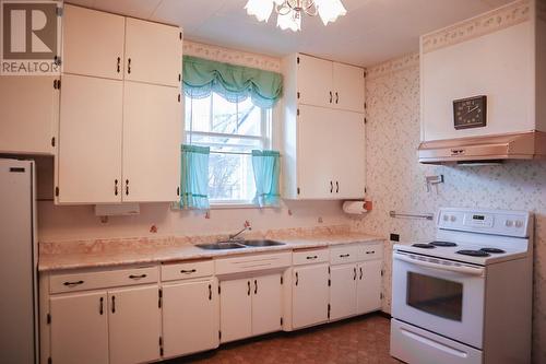 7517 6Th Street, Grand Forks, BC - Indoor Photo Showing Kitchen With Double Sink