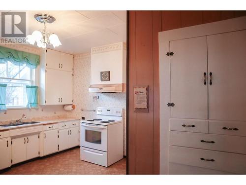 7517 6Th Street, Grand Forks, BC - Indoor Photo Showing Kitchen With Double Sink