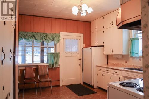 7517 6Th Street, Grand Forks, BC - Indoor Photo Showing Kitchen