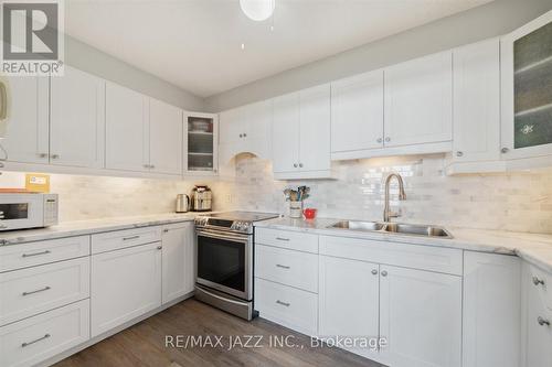 914 - 55 William Street E, Oshawa (Mclaughlin), ON - Indoor Photo Showing Kitchen With Double Sink With Upgraded Kitchen