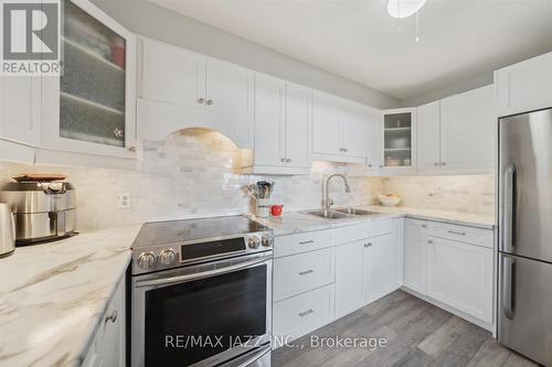 914 - 55 William Street E, Oshawa (Mclaughlin), ON - Indoor Photo Showing Kitchen With Double Sink