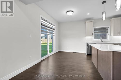 1592 Henrica Avenue, London, ON - Indoor Photo Showing Kitchen With Upgraded Kitchen