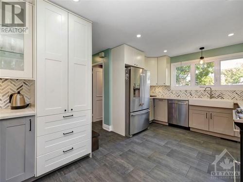 571 Duff Crescent, Beacon Hill North - South And Area (2102 - Beacon Hill North), ON - Indoor Photo Showing Kitchen