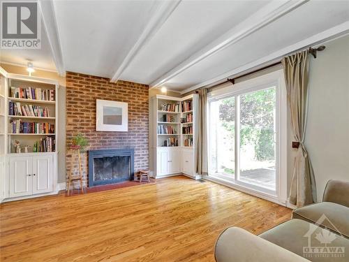 571 Duff Crescent, Beacon Hill North - South And Area (2102 - Beacon Hill North), ON - Indoor Photo Showing Living Room With Fireplace