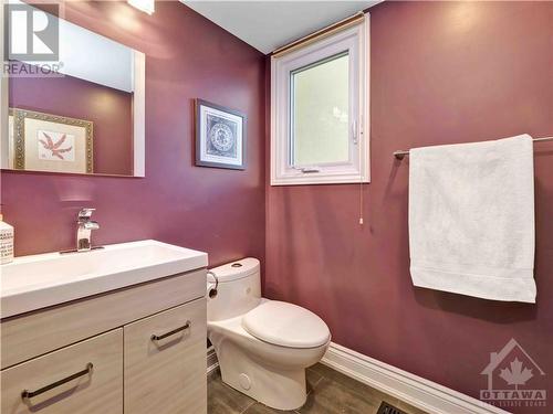 571 Duff Crescent, Beacon Hill North - South And Area (2102 - Beacon Hill North), ON - Indoor Photo Showing Bathroom