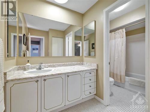 571 Duff Crescent, Beacon Hill North - South And Area (2102 - Beacon Hill North), ON - Indoor Photo Showing Bathroom