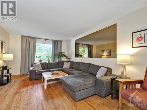 571 Duff Crescent, Beacon Hill North - South And Area (2102 - Beacon Hill North), ON - Indoor Photo Showing Living Room