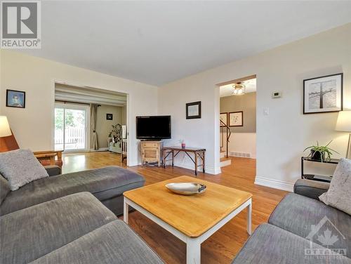 571 Duff Crescent, Beacon Hill North - South And Area (2102 - Beacon Hill North), ON - Indoor Photo Showing Living Room