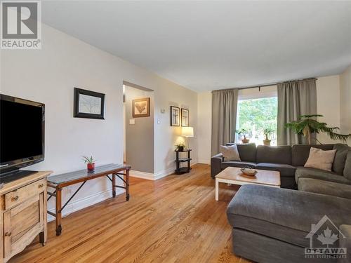 571 Duff Crescent, Beacon Hill North - South And Area (2102 - Beacon Hill North), ON - Indoor Photo Showing Living Room