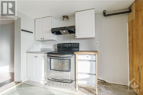 593 B Hamilton Street W, Laurentian Valley, ON - Indoor Photo Showing Kitchen