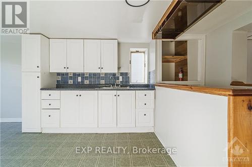 593 B Hamilton Street W, Laurentian Valley, ON - Indoor Photo Showing Kitchen