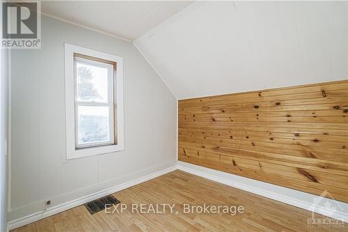 593 B Hamilton Street W, Laurentian Valley, ON - Indoor Photo Showing Other Room