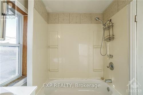 593 B Hamilton Street W, Laurentian Valley, ON - Indoor Photo Showing Bathroom