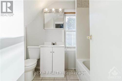 593 B Hamilton Street W, Laurentian Valley, ON - Indoor Photo Showing Bathroom