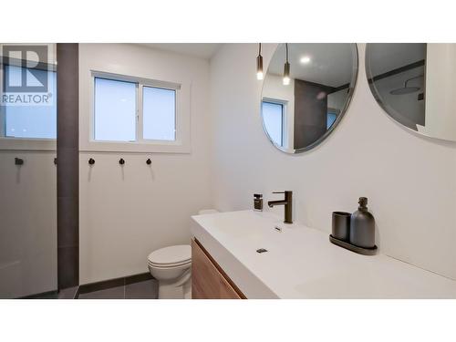 935 Mckay Road, West Kelowna, BC - Indoor Photo Showing Bathroom