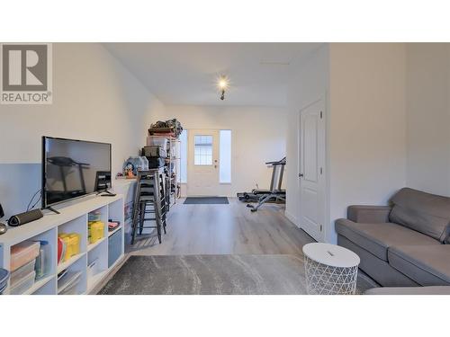 Carriage House - 935 Mckay Road, West Kelowna, BC - Indoor Photo Showing Living Room