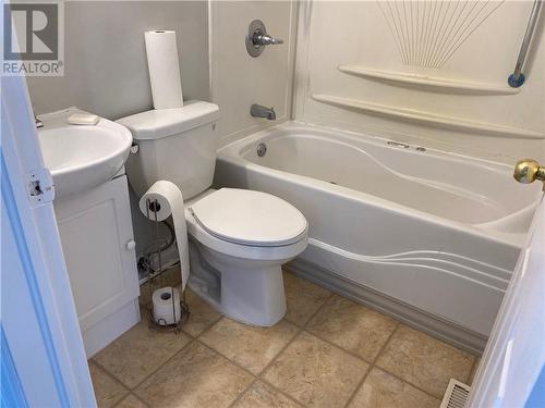 Bathroom - 408 Seventh Street, Cornwall, ON - Indoor Photo Showing Bathroom