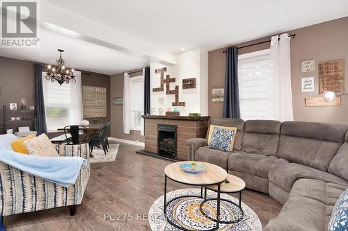 763 Boyle Drive, Woodstock, ON - Indoor Photo Showing Living Room