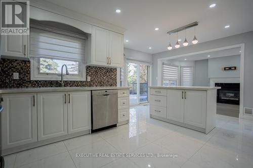 46 Willowbrook Drive, Whitby, ON - Indoor Photo Showing Kitchen