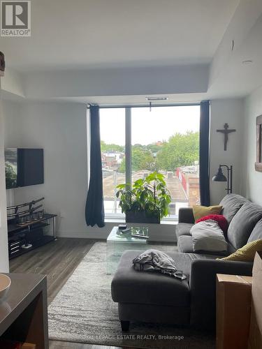 409 - 106 Dovercourt Road W, Toronto, ON - Indoor Photo Showing Living Room