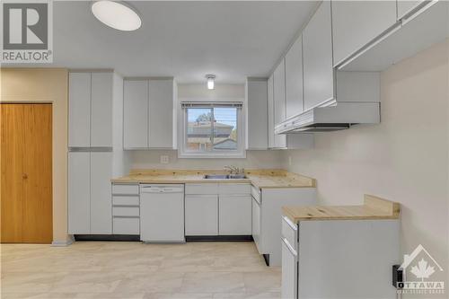 714 Buxton Crescent Unit#A, Ottawa, ON - Indoor Photo Showing Kitchen