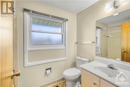 714 Buxton Crescent Unit#A, Ottawa, ON - Indoor Photo Showing Bathroom