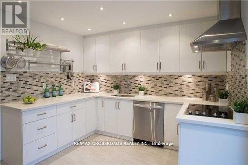 4 Mallingham Court, Toronto, ON - Indoor Photo Showing Kitchen With Upgraded Kitchen