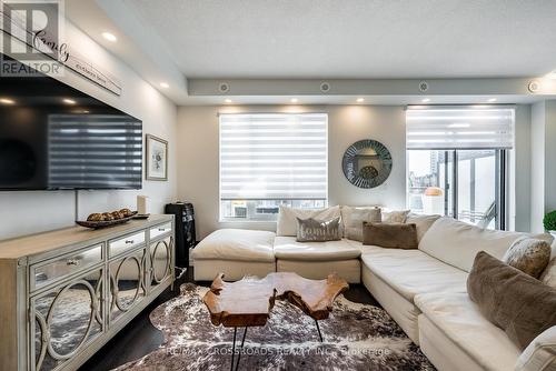 Th16 - 1245 Bayly Street, Pickering, ON - Indoor Photo Showing Living Room