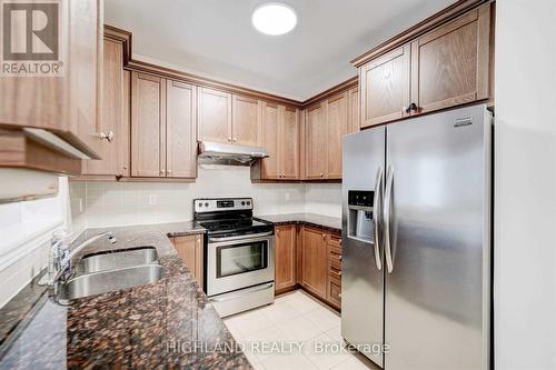 66 Port Arthur Crescent, Richmond Hill, ON - Indoor Photo Showing Kitchen With Double Sink