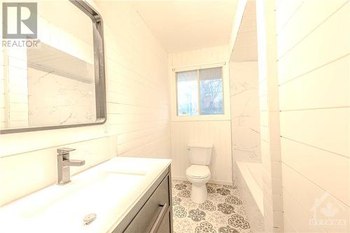 18 Majestic Drive Unit#A, Ottawa, ON - Indoor Photo Showing Bathroom