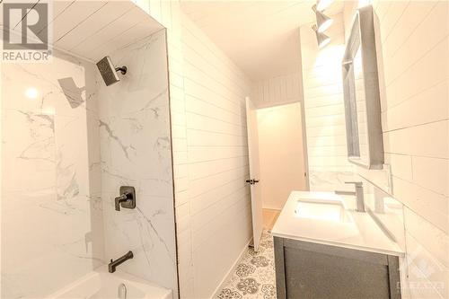 18 Majestic Drive Unit#A, Ottawa, ON - Indoor Photo Showing Bathroom