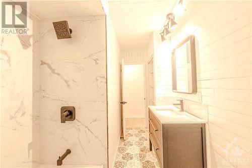 18 Majestic Drive Unit#A, Ottawa, ON - Indoor Photo Showing Bathroom