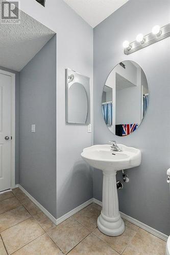 9 Royal Birch Close Nw, Calgary, AB - Indoor Photo Showing Bathroom