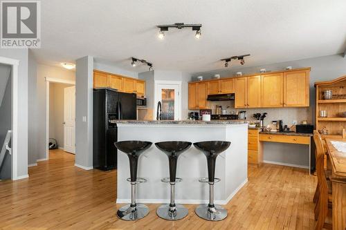 9 Royal Birch Close Nw, Calgary, AB - Indoor Photo Showing Kitchen