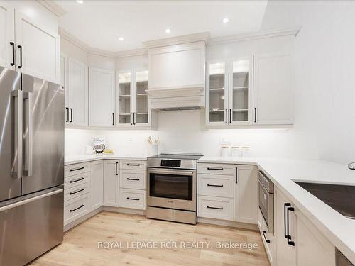 55 Shelson Pl, Georgina, ON - Indoor Photo Showing Kitchen With Upgraded Kitchen