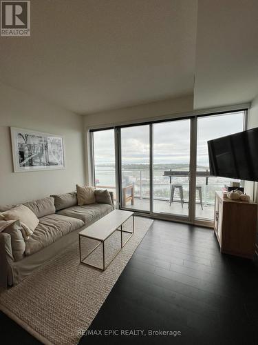 3602 - 17 Bathurst Street, Toronto, ON - Indoor Photo Showing Living Room