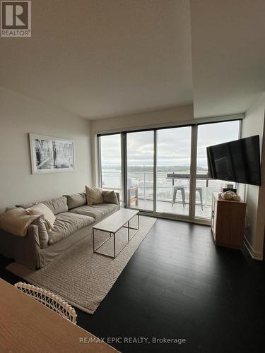 3602 - 17 Bathurst Street, Toronto, ON - Indoor Photo Showing Living Room