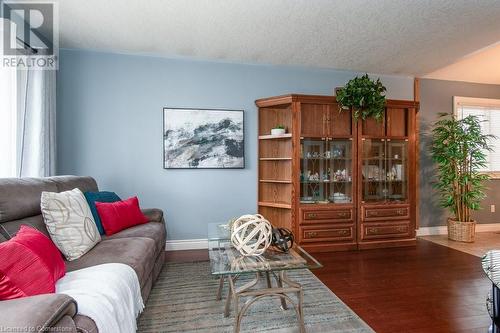 8 Dawn Ridge Drive, Kitchener, ON - Indoor Photo Showing Living Room