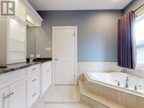 300 Deerfoot Trail, Waterloo, ON - Indoor Photo Showing Bathroom