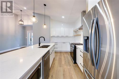 195 Essex Street, Sarnia, ON - Indoor Photo Showing Kitchen With Double Sink With Upgraded Kitchen