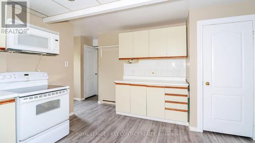 947 Gilmore Avenue, Innisfil, ON - Indoor Photo Showing Kitchen