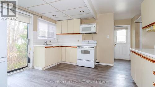 947 Gilmore Avenue, Innisfil, ON - Indoor Photo Showing Kitchen