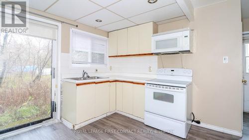 947 Gilmore Avenue, Innisfil, ON - Indoor Photo Showing Kitchen With Double Sink