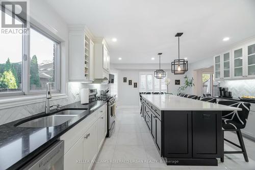 522 Larkspur Lane, Burlington, ON - Indoor Photo Showing Kitchen With Double Sink With Upgraded Kitchen