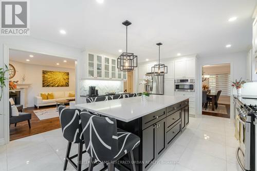 522 Larkspur Lane, Burlington, ON - Indoor Photo Showing Kitchen With Upgraded Kitchen