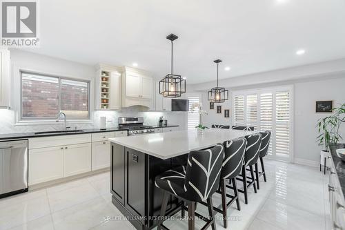 522 Larkspur Lane, Burlington, ON - Indoor Photo Showing Kitchen With Upgraded Kitchen