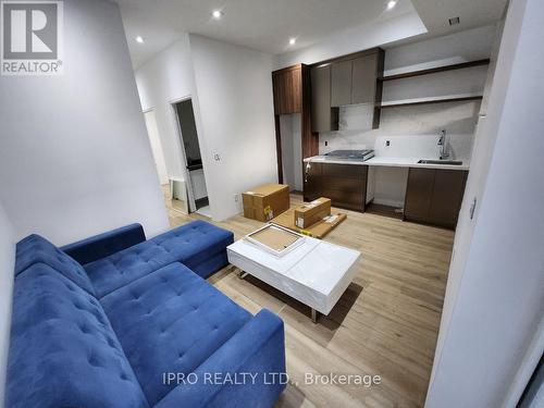 2970B Bayview Avenue, Toronto, ON - Indoor Photo Showing Living Room