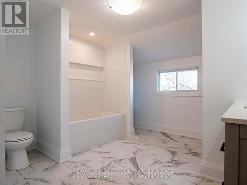 1076 Line Avenue, Pelham (662 - Fonthill), ON - Indoor Photo Showing Bathroom